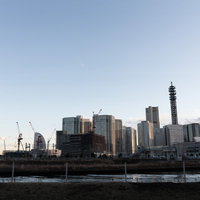 横浜ベイクォーターから望むみなとみらいのビル群の写真