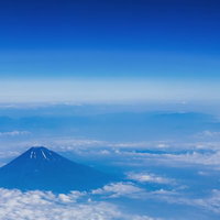 上空から見る雪解けの富士山の写真