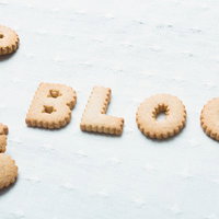 白い布の上にBLOGと並べた薄茶色のアルファベットクッキーの写真