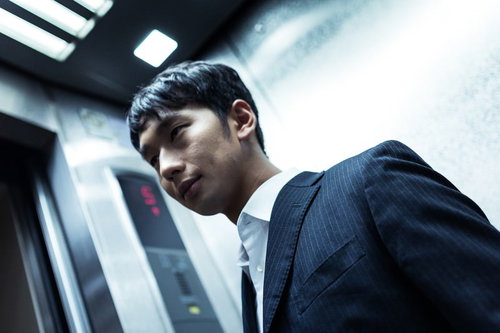 残業後エレベーターで気になるあの子を待ち伏せる冬彦系男子