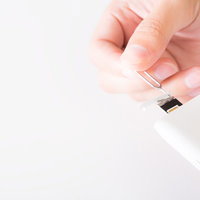 SIMカードを携帯電話からイジェクトするの写真