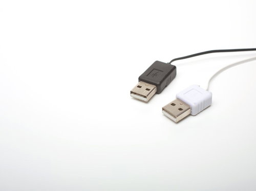 白背景に並んだ黒と白の2本のUSBケーブル