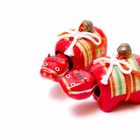 並んだ赤い赤べこの飾り2匹の写真