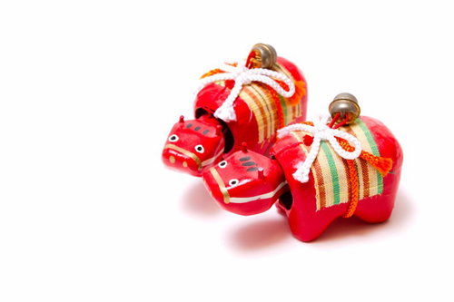 並んだ赤い赤べこの飾り2匹