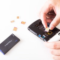 BlackBerryにSIMカードを挿す作業の写真