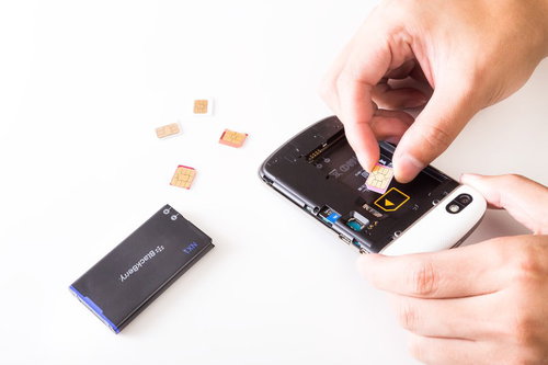 BlackBerryにSIMカードを挿す作業