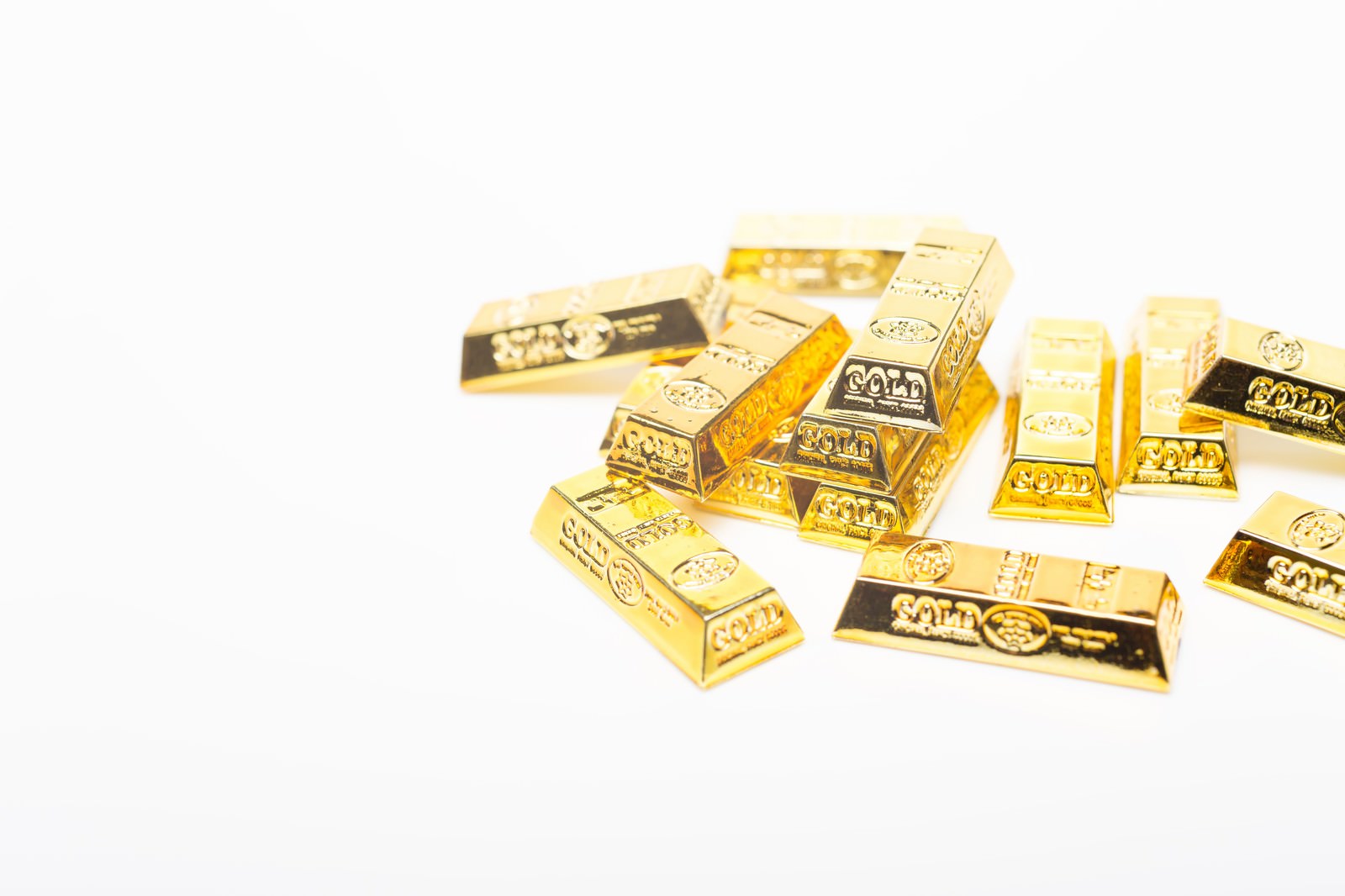 散らばった金塊（ゴールド）のレプリカ
