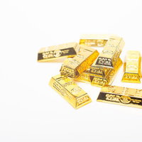 散らばった金塊（ゴールド）のレプリカの写真