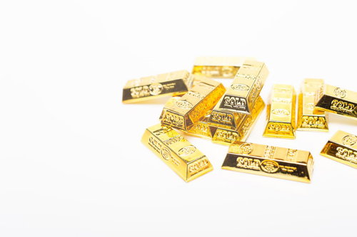 散らばった金塊（ゴールド）のレプリカ