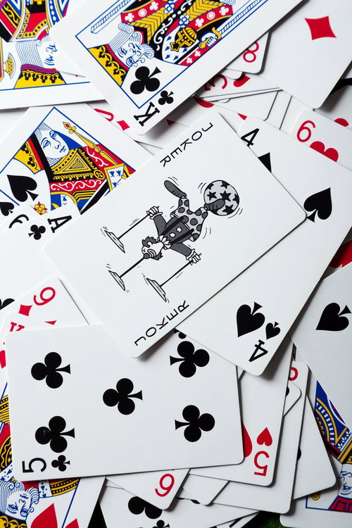 白い面に散らばったトランプとジョーカー