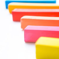 青やオレンジなど7色が階段状に並ぶ四角いクレヨンの写真