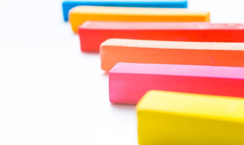 青やオレンジなど7色が階段状に並ぶ四角いクレヨン