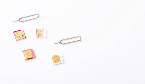 SIMカードとSIM取り出しピンのセット