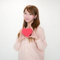 バレンタインのチョコを持ったお姉さんの写真