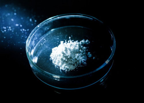 疑惑の白い粉が入ったシャーレ（小麦粉）の危険ドラッグ疑い