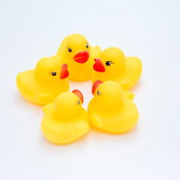 白い平面で円陣を組む6羽のあひるちゃんの写真