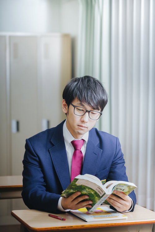 授業中堂々とマンガを読む眼鏡をかけた高校生の知能犯