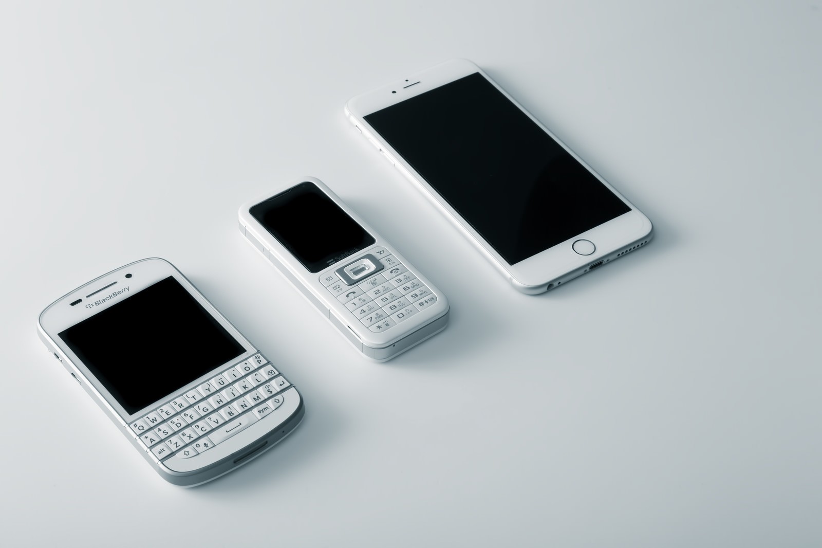 ガラケー・BlackBerry・iPhoneの3台が並ぶ