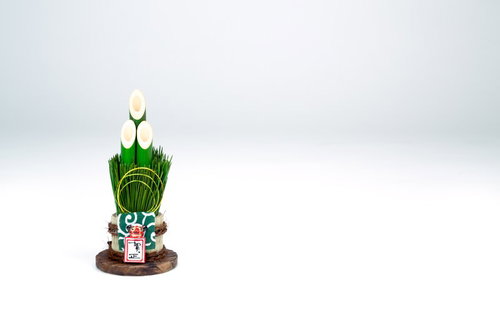 白いチューリップと松と赤白の飾りで構成された門松の正月飾り