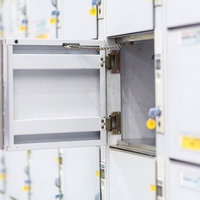 扉が半開きのまま放置された銀色のコインロッカーの写真