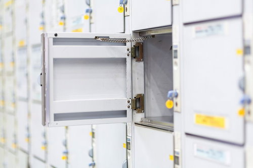 扉が半開きのまま放置された銀色のコインロッカー