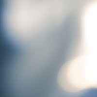 全体がぼけた青と白の形が重なる繁華街の光の抽象写真の写真