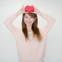 「じゃじゃーん！」ハート形のプレゼントを見せる女の子の写真