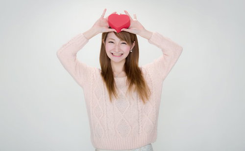 「じゃじゃーん！」ハート形のプレゼントを見せる女の子