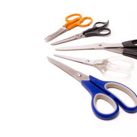 白背景に並べた5本のカラフルなハサミの写真