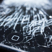 液晶にヒビが入ったスマートフォンの写真