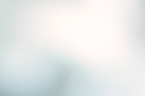 白からグレーのグラデーションで中央下に薄い青緑の影がある抽象写真