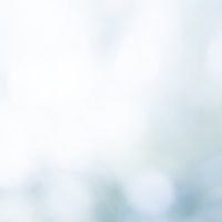 光を反射する水面（ボケ）の写真