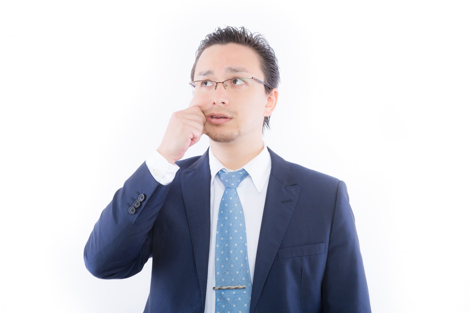 頬をつねる眼鏡姿の外国人男性［モデル：Max_Ezaki］