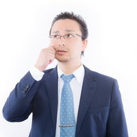 頬をつねって現実を知る外国人の写真