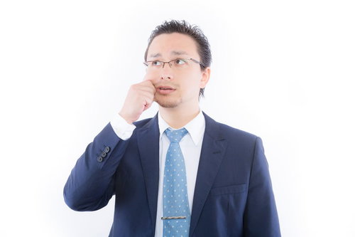 頬をつねって現実を知る外国人