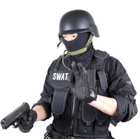 拳銃を持つSWAT隊員の正面ポートレートの写真