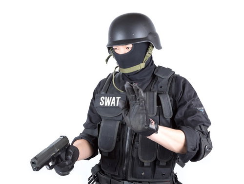 拳銃を持つSWAT隊員の正面ポートレート