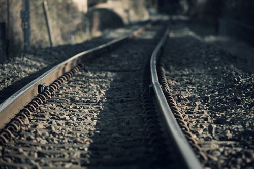 トンネルに向かって曲線を描く2本の線路