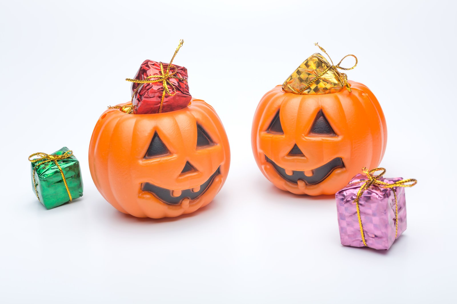 オレンジのジャックオーランターンとカラフルなプレゼント箱が並ぶハロウィンの装飾