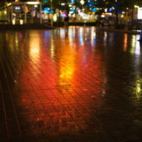 雨の夜、横浜みなとみらいのコスモワールド観覧車の写真