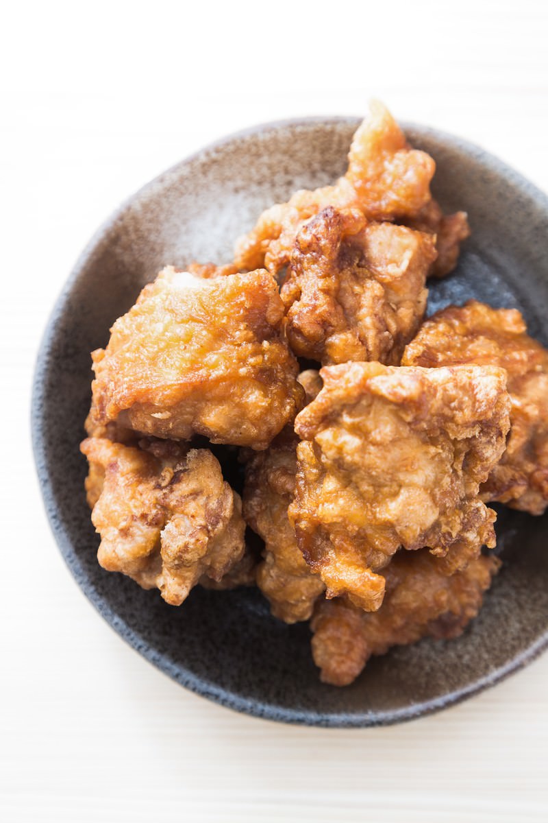 陶器の器にこんもり盛られた鶏の唐揚げ