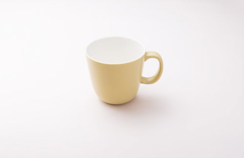 置かれた淡い黄色のマグカップ