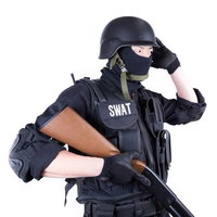 SWATの防弾チョッキを着て銃を持つ黒装備の隊員の写真