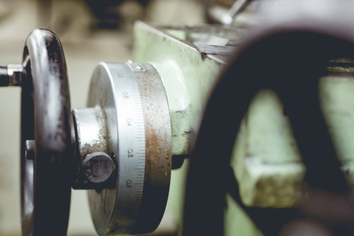 工作機械のハンドルと刻まれた目盛り、緑色機体の回転式ダイヤル