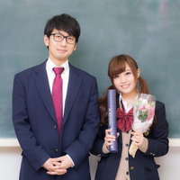 「卒業してもずっと一緒だよ！」と約束をする高校生カップルの写真