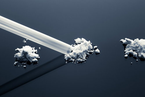 白い粉を吸引する犯罪を再現した小麦粉での表現と薬物乱用の危険性