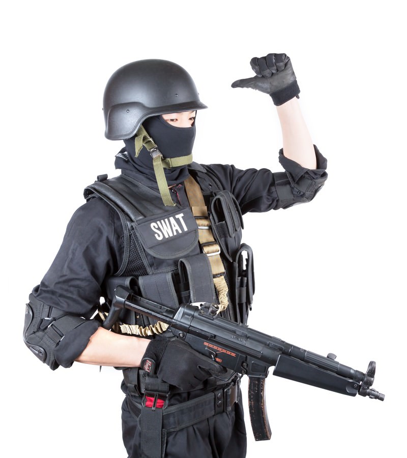 ハンドサインを出すSWAT隊員［モデル：モデルリリース］