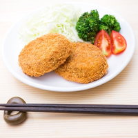 台風の日はコロッケが並ぶ食卓の写真