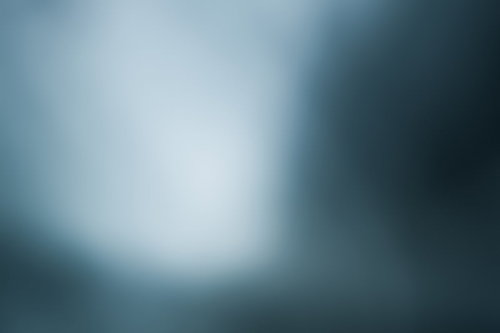 中央の明るい光源から暗い周辺に広がるぼけたグラデーション写真