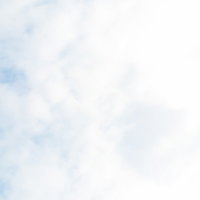 白い雲が広がる晴れた昼間の空を見上げた写真の写真
